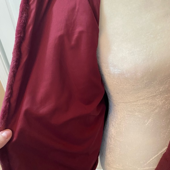 A new day. Gorgeous faux sofffttt burgundy colored fur - Picture 9 of 11